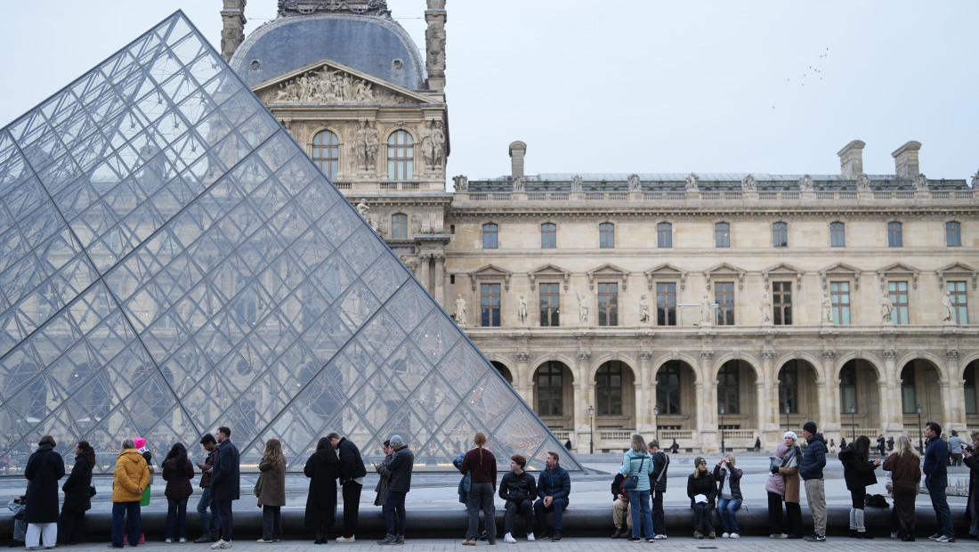 Ostavka predsednice muzeja Luvr Lorans de Kar