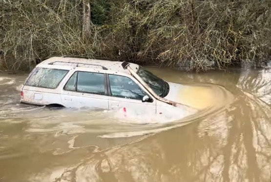 Peugeot 405 prošao kroz vodu visoku jedan metar (VIDEO)