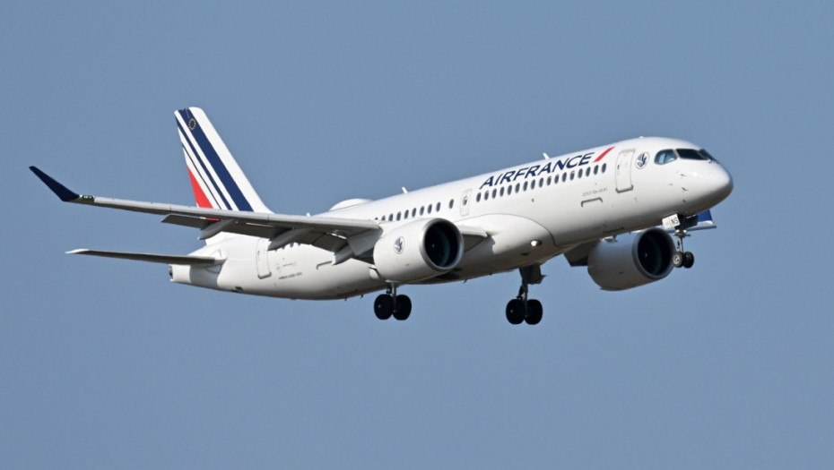 Avion Er Fransa vraćen zbog požara na motoru