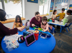 Starija deca češće odbijaju poklone koji bi im doneli nepravednu korist