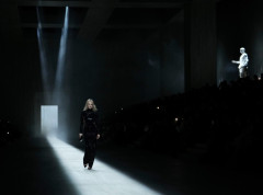 Kejt Mos zatvorila prvu reviju gruzijskog modnog dizajnera Demne