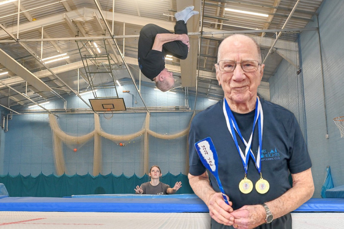 Piter Kvini (91) takmiči se na trambulini