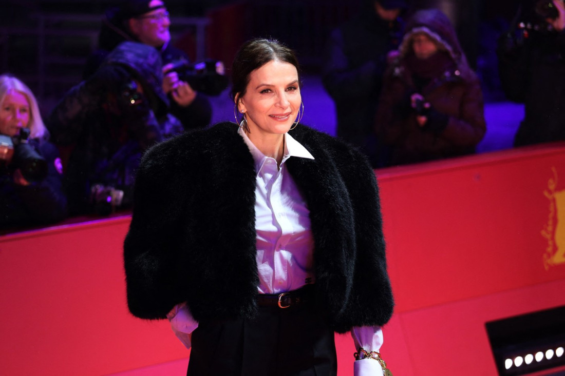 Žilijet Binoš u pantalonama i bundi