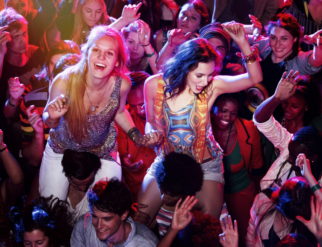 Pijani momam zaboravio da mu je devojka na ramenima