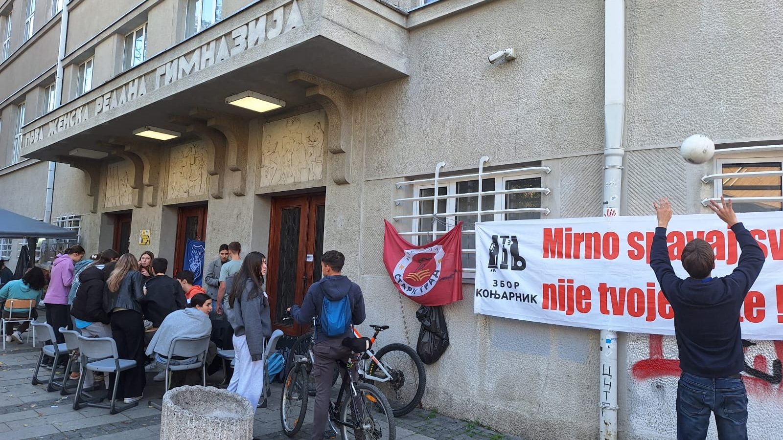 Profesori Pete gimnazije: Ozbiljno narušen ugled škole nakon smena zaposlenih, odgovornost za nastalu situaciju na v.d. direktorki – Društvo