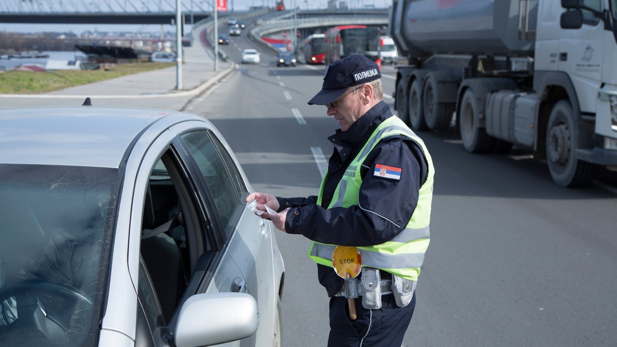 Šta vam je potrebno ako vozite tuđ automobil i šta ako dođe do prekršaja ili sudara