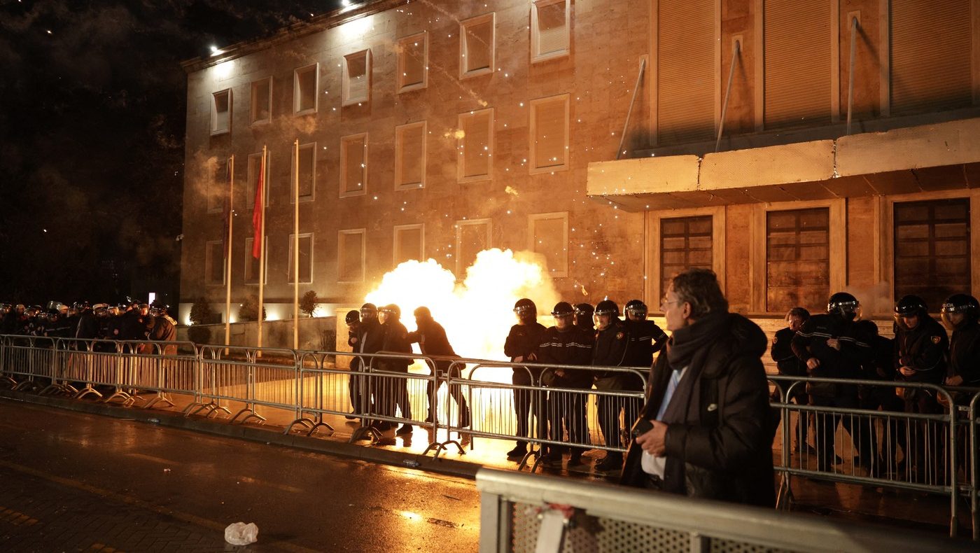 Neredi u Tirani: Demonstranti bacili Molotovljeve koktele na zgradu albanske vlade