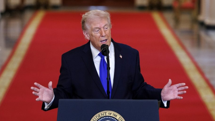 AP: Tramp koristi glasanje poštom, ali traži da se ono ograniči na nivou SAD – Svet