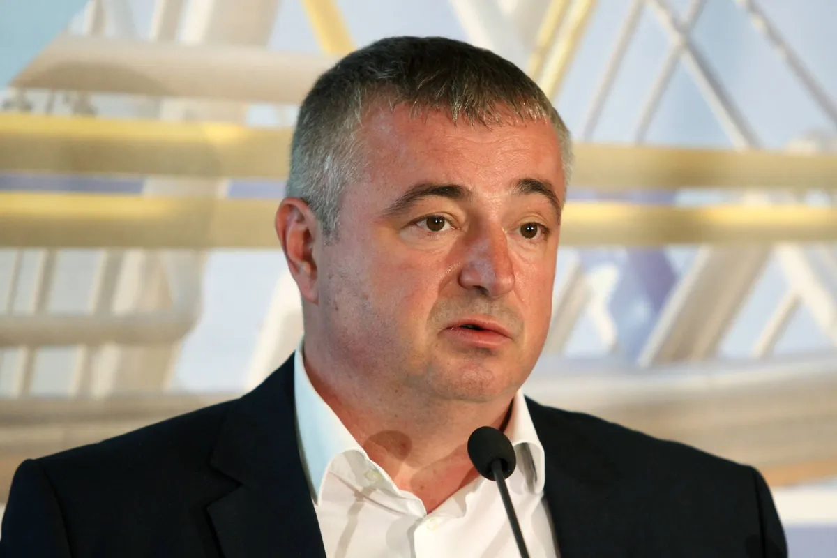 Bajatović tvrdi: Neće biti nestašice energenata, a ni „kantica“