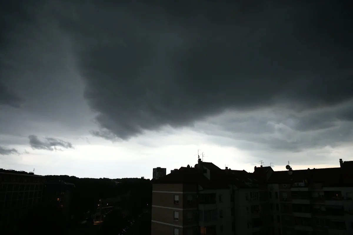 Šta čeka Srbiju? Bura pravi haos u Hrvatskoj, u Rijeci povređene dve osobe