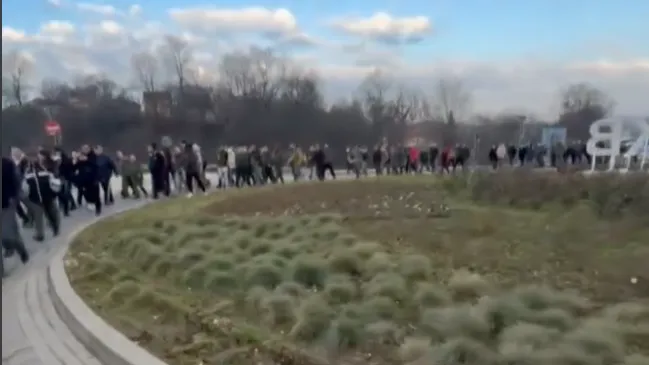 Pogledajte kolonu nezadovoljnih radnika fabrike Gir koji nisu dobili tri plate: „Nećemo da radimo za džabe“ VIDEO
