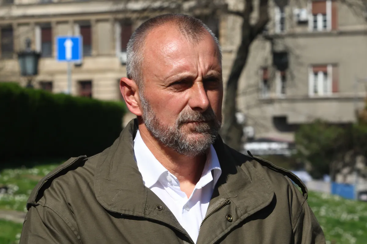 Mladić nasrnuo na aktivistu tokom prikupljanja potpisa za Zlatka Kokanovića u Kraljevu