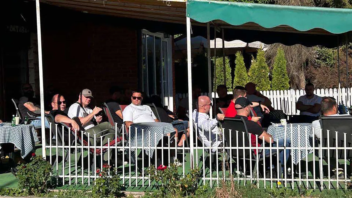 Šta se krije iza najezde SNS posmatrača na lokalnim izborima: Momci sa crnim kapuljačama ulaze na biračka mesta, sa ciljem da zastrašuju