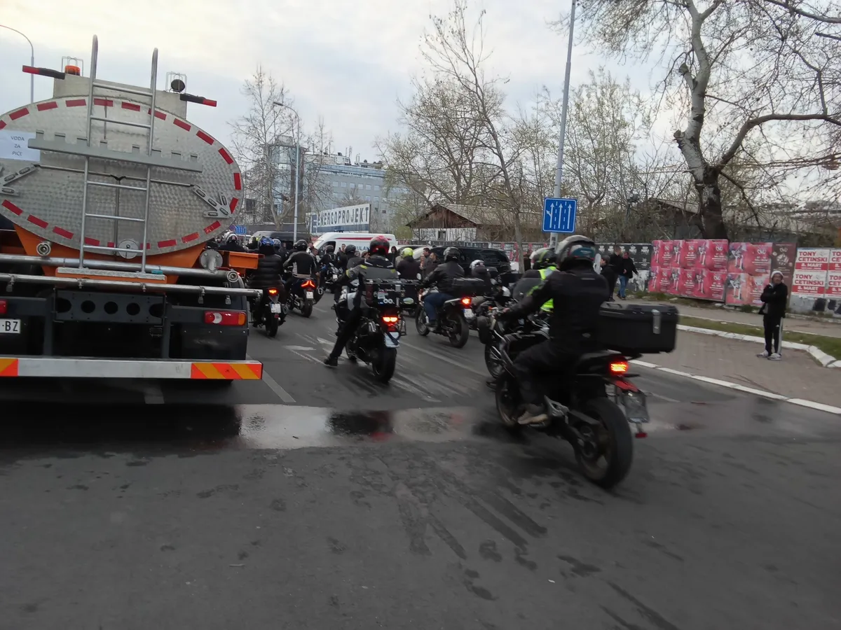 Da li je ‘ćaci policija’ dozvolila vožnju motocikala i kvadova bez tablica“ pred miting SNS?