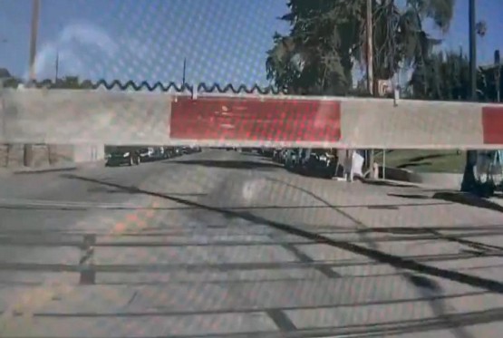 Tesla na auto-pilotu probila rampu na pružnom prelazu (VIDEO)