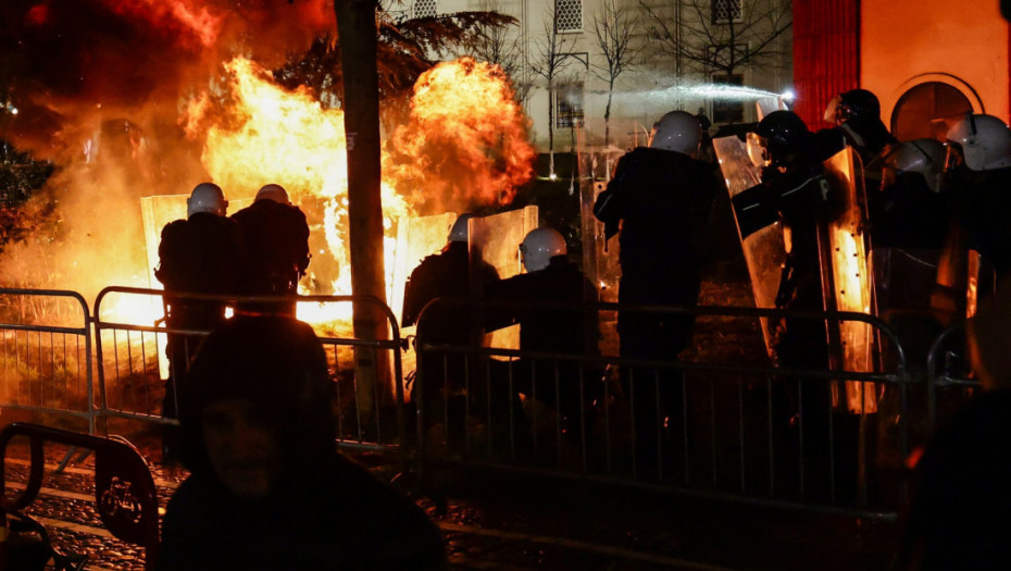 Protest opozicije u Tirani, sukobi sa policijom, zapaljena vila Envera Hodže