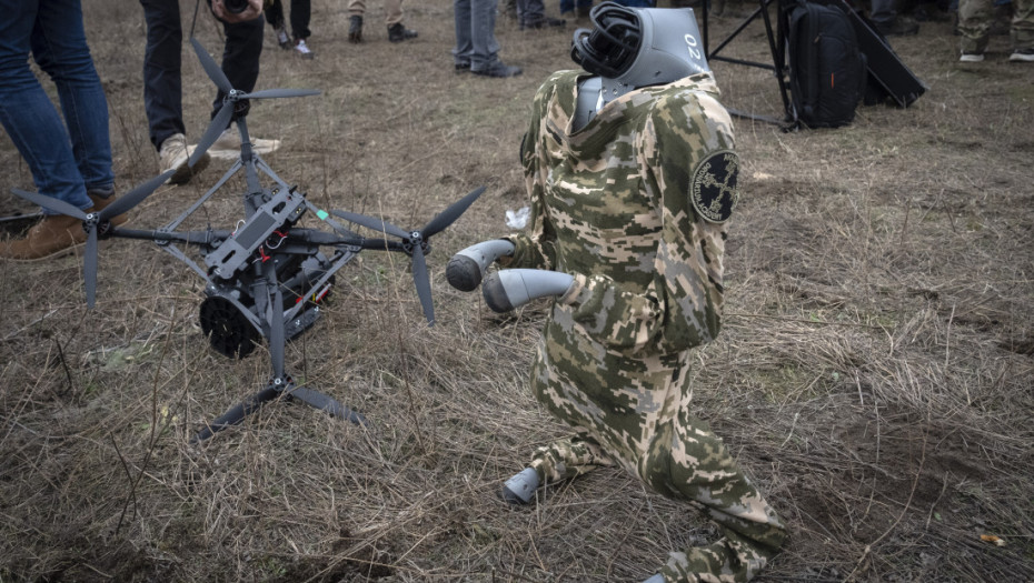 Ukrajina na frontu raspoređuje naoružane robote