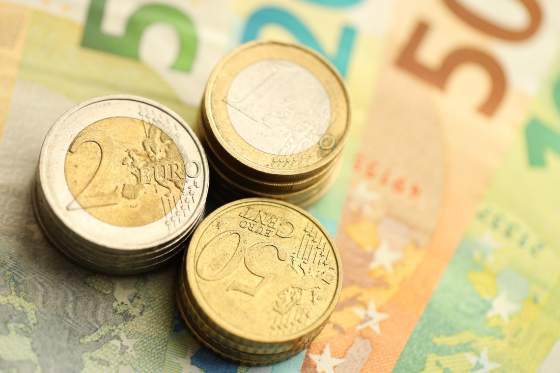 Evro miruje, dolar jača