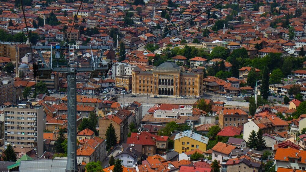 Zakon dozvoljava, praksa zloupotrebljava: Kako se imenuju savetnici u vlasti BiH? – Region