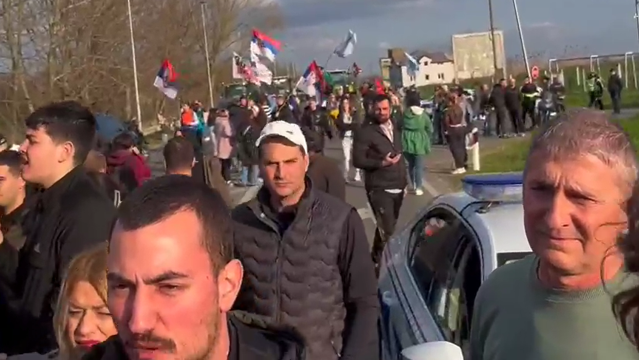 Policija na ulazu u Kulu ne da pešacima iz Vrbasa i Novog Sada da uđu na predizborni skup studenata – Društvo