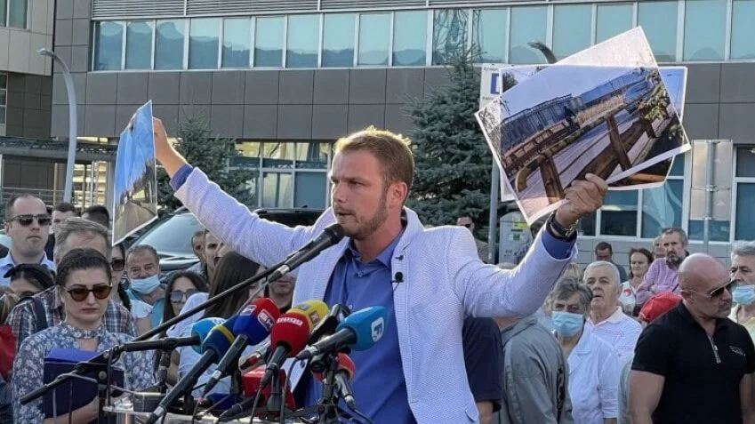 Gradonačelnik i premijer RS na ulici optuživali jedan drugog da ne znaju da rade – Region