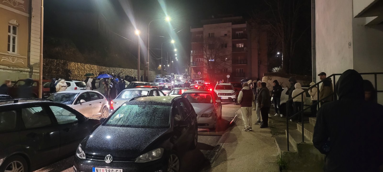 Ako se ovakva praksa odmah ne prekine, može da dovede do sličnih epiloga i na drugim mestima: Geografski fakultet osudio prebijanje studenata i profesora Mikice Sibinovića – Društvo