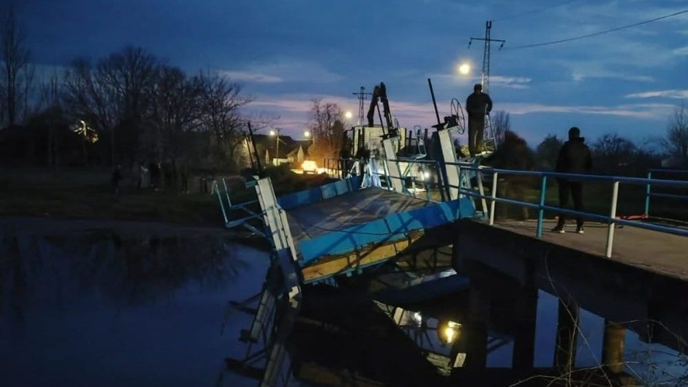 Vlast tvrdi da je sve laž sa društvenih mreža: Nakrivio se deo mosta u Kuli, radnici sanirali štetu tokom noći – Društvo
