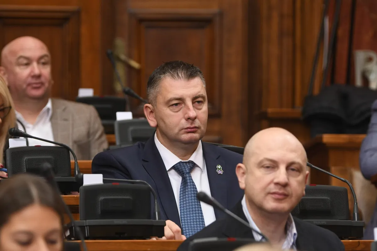 „Muž tužiteljke koja je juče popisivala zavoje, papirne tanjire i gas maske u Rektoratu je poslanik SNS“: Proslavio se prostačkim ponašanjem u Skupštini