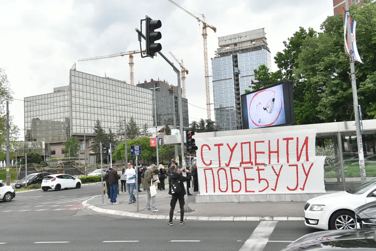 „Studenti pobeđuju“ ili „Srbija pobeđuje“ – koji slogan je bolji: Politikolog objašnjava razlike između studentske i naprednjačke parole