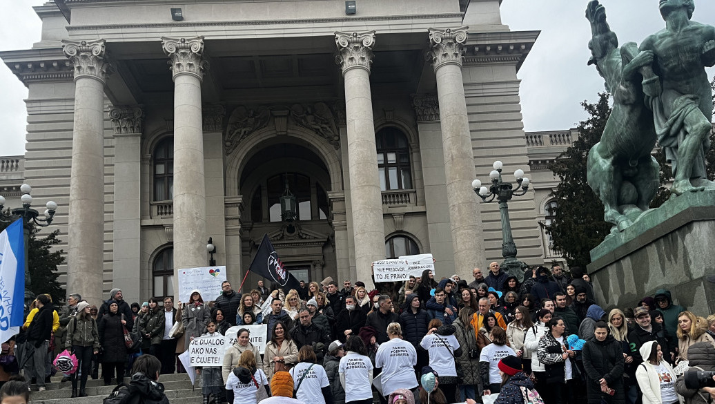Protest u Beogradu zbog zakona o roditeljima-negovateljima