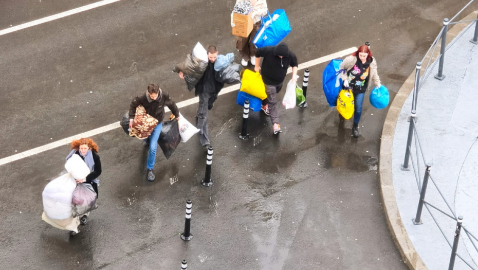 Studenti u blokadi napuštaju zgradu Rektorata