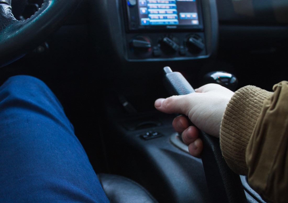 Treba li uvek povući ručnu kočnicu pri parkiranju