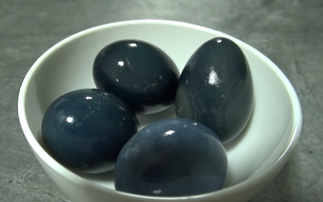 Kako ofarbati jaja ljubičastim kupusom?