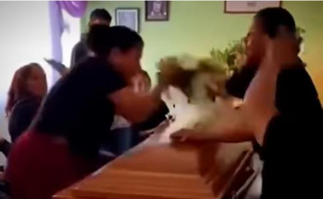 Udovica otkrila ljubavnicu kraj kovčega