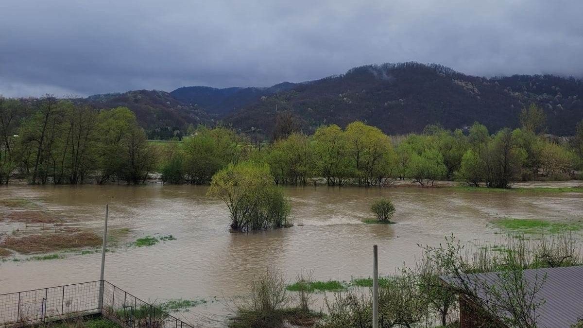 Izlila se Zapadna Morava, meštani strepe: „Ako kiša nastavi, u opasnosti smo“