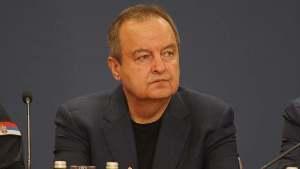 Dačić: Devojčica iz Novog Sada i drugi maloletnik pronađeni u vozu Beograd-Petrovaradin, zahvaljujući dojavi građana – Društvo
