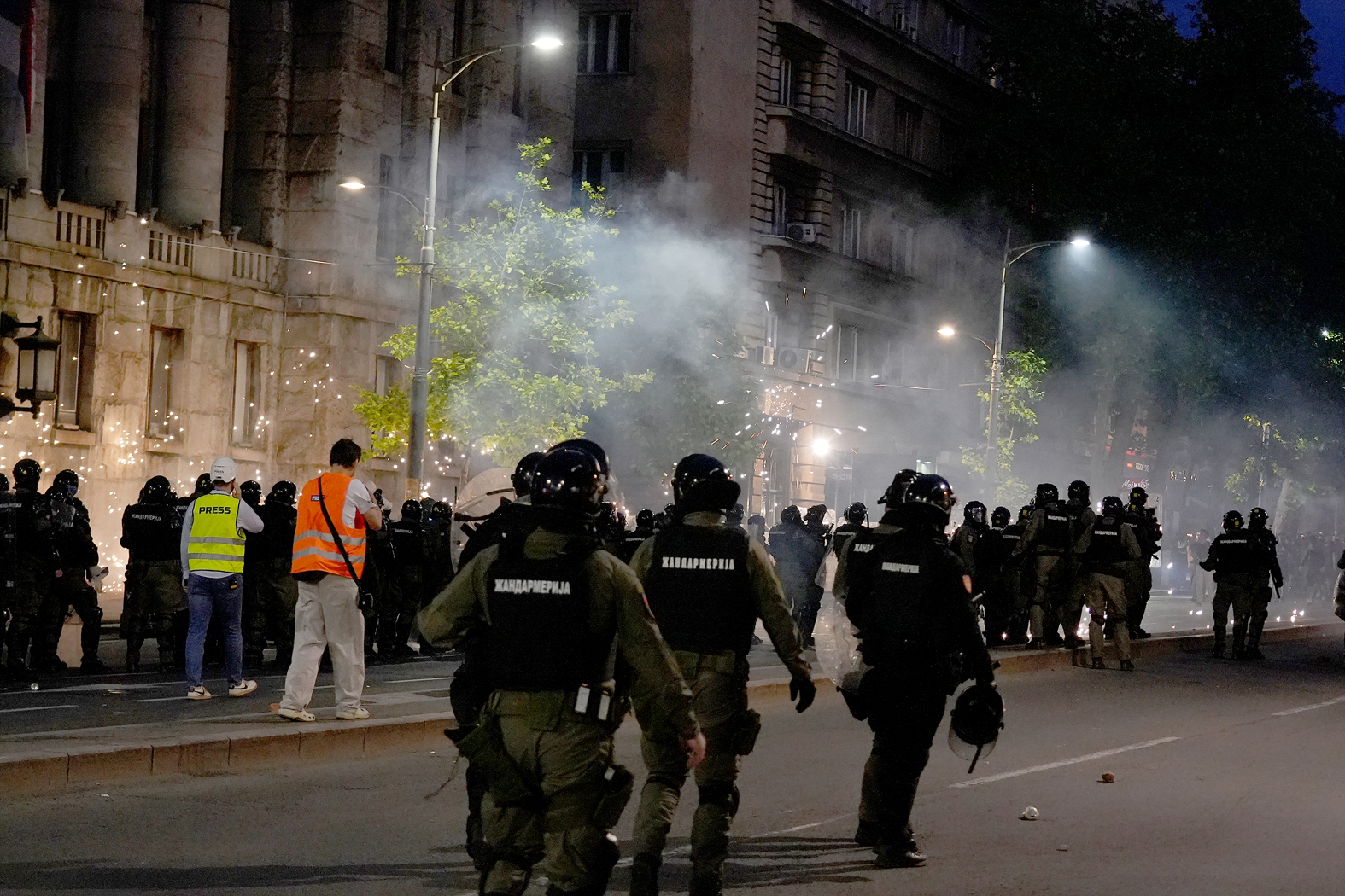 AP o protestima u Srbiji: „Studenti pobeđuju”, policija intervenisala posle sukoba – Svet