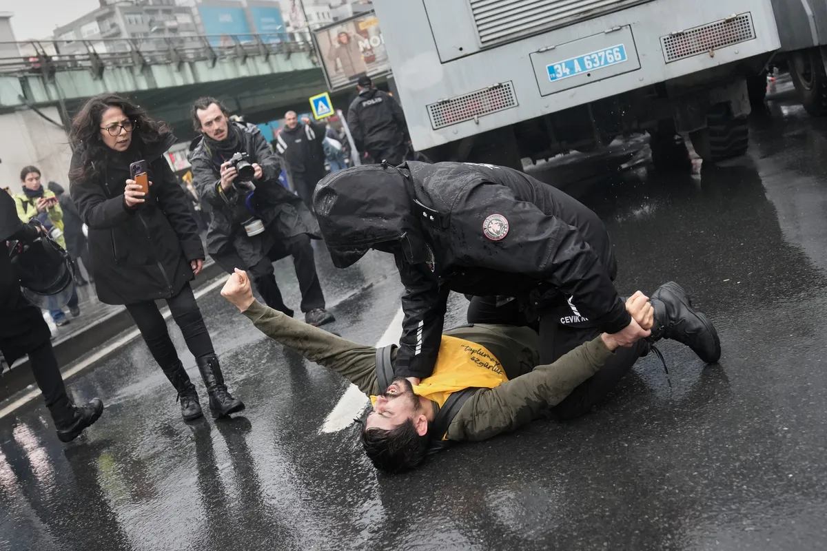 Stotine ljudi uhapšeno u Istanbulu na prvomajskim protestima