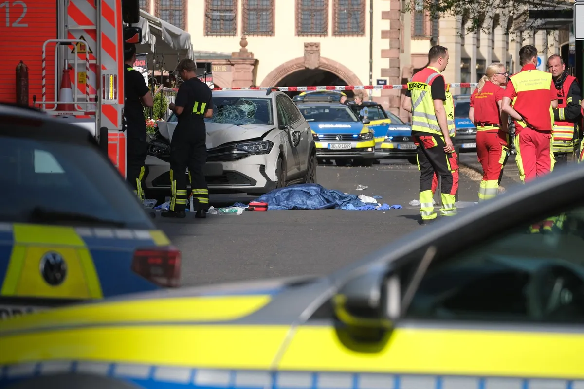 Drama u Lajpcigu: Automobilom uleteo u masu, dve osobe poginule, 22 povređene