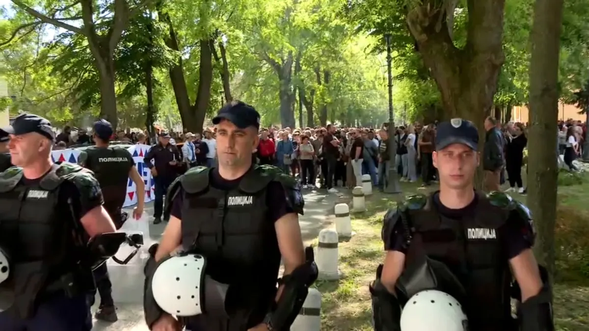 Haos u Kuli: Okupili se i naprednjaci i studenti sa transparentima pred prvu sednicu Skupštine. Razdvaja ih kordon policije