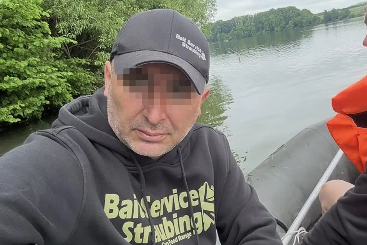 Naprednjak koji je pomagao Saši Vukoviću u bekstvu vlasnik autolimarske radnje u Staroj Pazovi. Godinama aktivan na SNS štandovima
