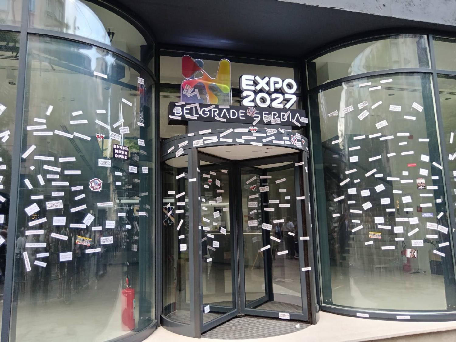 Nalepnicama „Studenti pobeđuju“ oblepljene i prostorije EXPO – Ekonomija