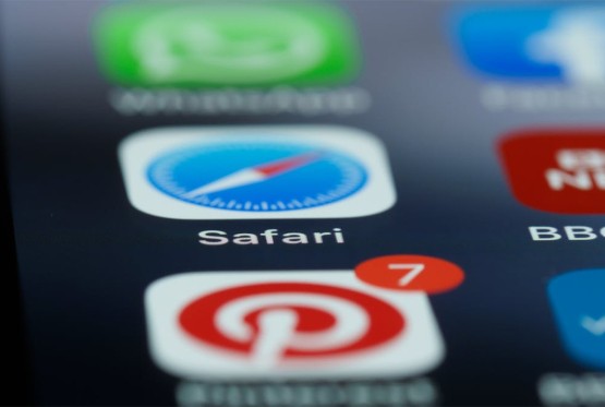 Apple sprema veliku promjenu za Safari: AI sređuje haos među tabovima