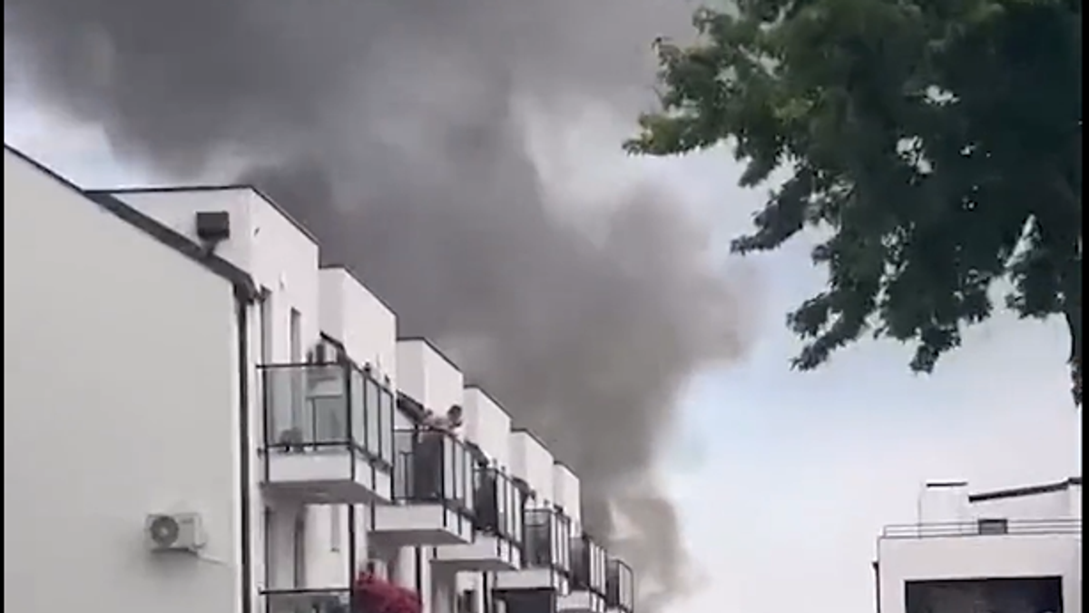 (Video) Buknuo požar pored stambene zgrade u Novom Sadu: Dim kulja na sve strane