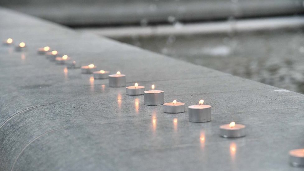Bele ruže i sveće u nekadašnjoj Dobrovoljačkoj: U Sarajevu obeležena godišnjica napada na kolonu JNA – Region