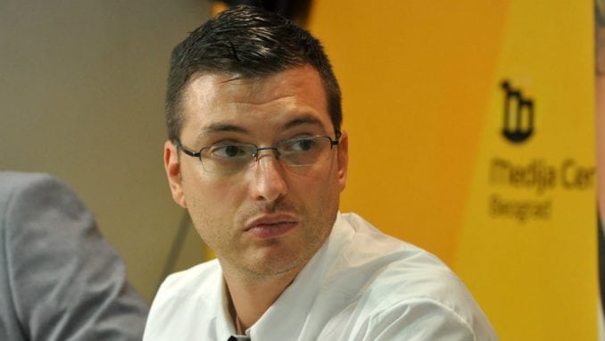 „Sitni ljudi ne mogu da uspostave odnos prema veličinama kakve su Koraks i Petričić“: Burne reakcije na izjavu Predraga Azdejkovića – Društvo