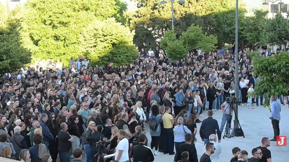 Stotine građana na mirnom protestu u Drnišu zbog ubistva 19-godišnjaka – Region