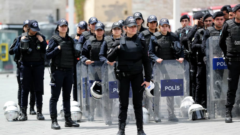 Turska policija upala u zgradu glavne opozicione stranke, suzavac i gumeni meci na pristalice – Svet