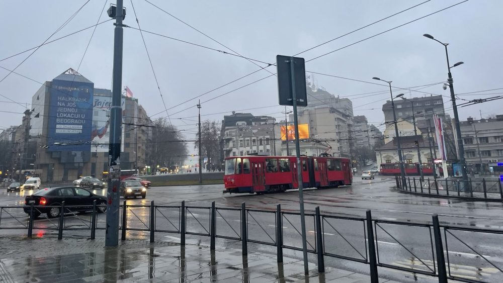 Vreme danas oblačno i nestabilno, mestimično s kišom, pljuskovima i grmljavinom – Društvo