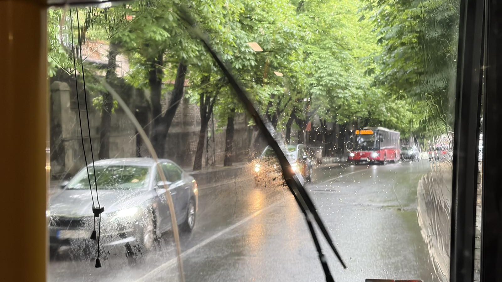 RHMZ najavljuje moguće pljuskove sa grmljavinom – Društvo